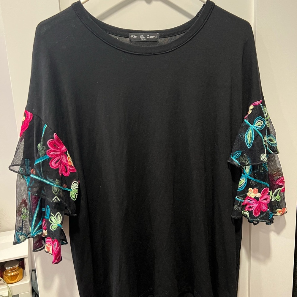 Floral embroidered basic tee